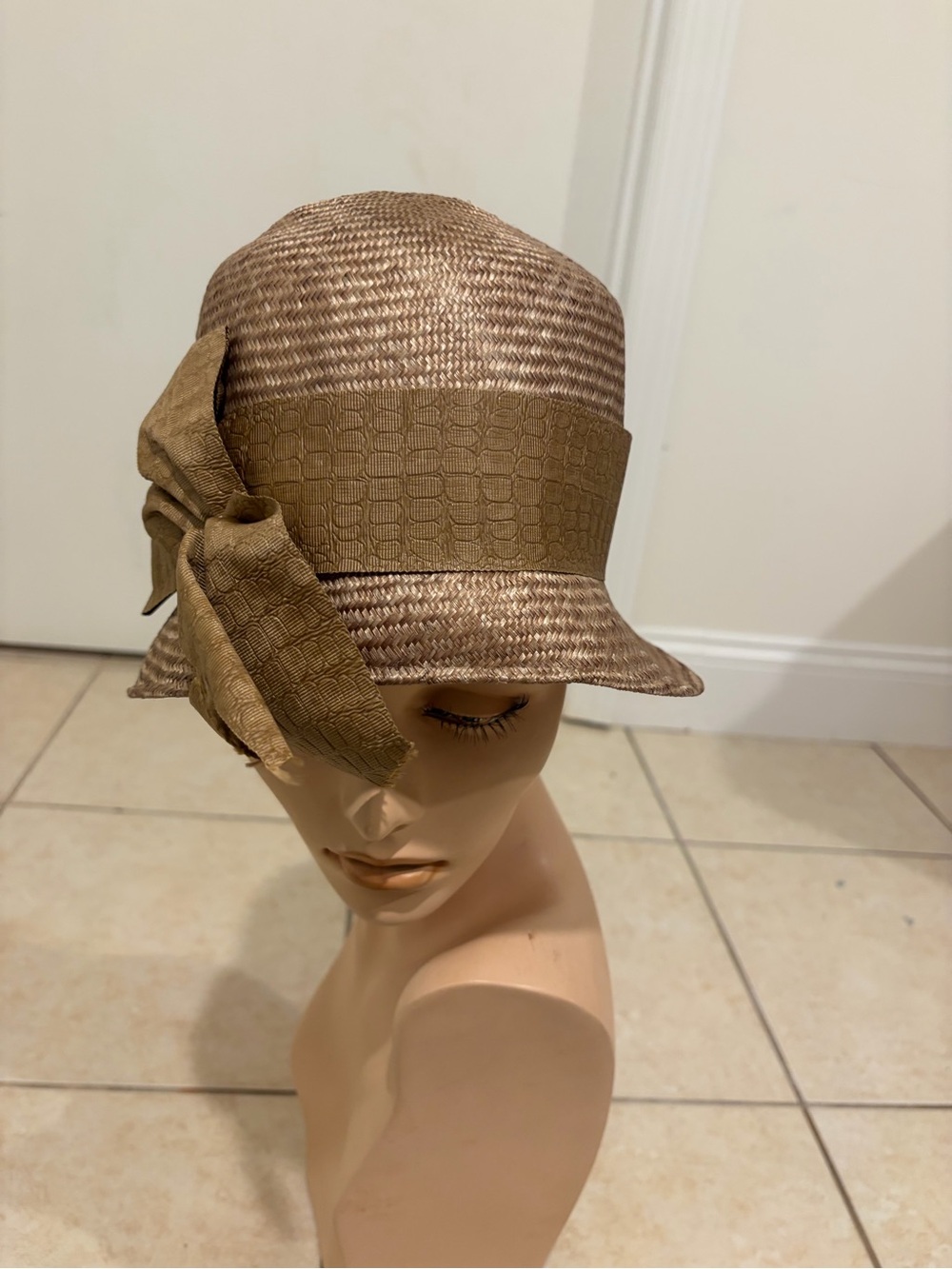 Meril Women’s Tan Brown Woven Straw Cloche Hat Large Bow Vintage Style